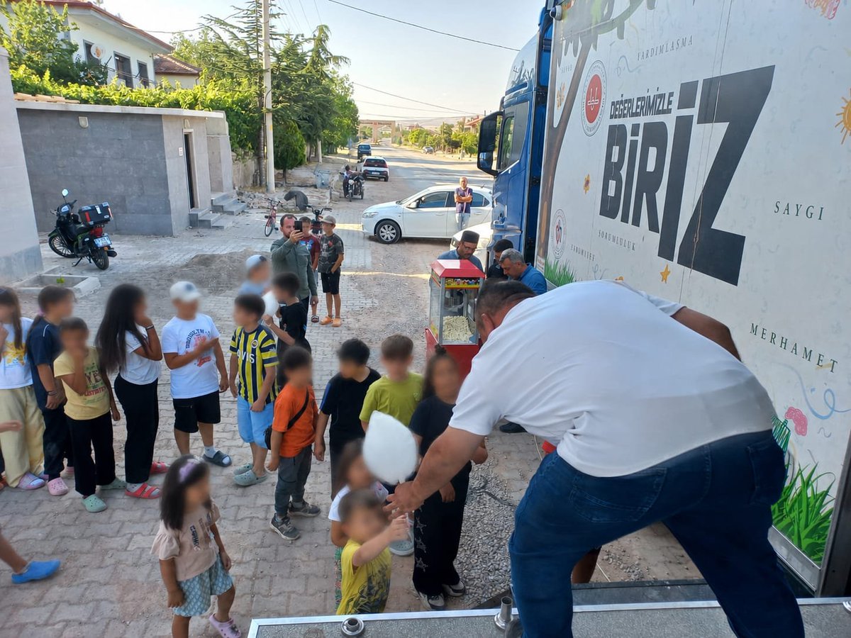 TCAvanos's tweet photo. 📍Eğitimde Fırsat Eşitliğine Mobil Kur'an Kursu Desteği

Çocukların millî ve manevî gelişimlerine katkı sağlamak amacıyla Diyanet İşleri Başkanlığınca yürütülen Mobil Kur'an Kursu Yaz Programı, İlçe Müftülüğü koordinesinde mevsimlik tarım işçilerinin çocuklarıyla buluşuyor. https://t.co/rWrnxsTcAh