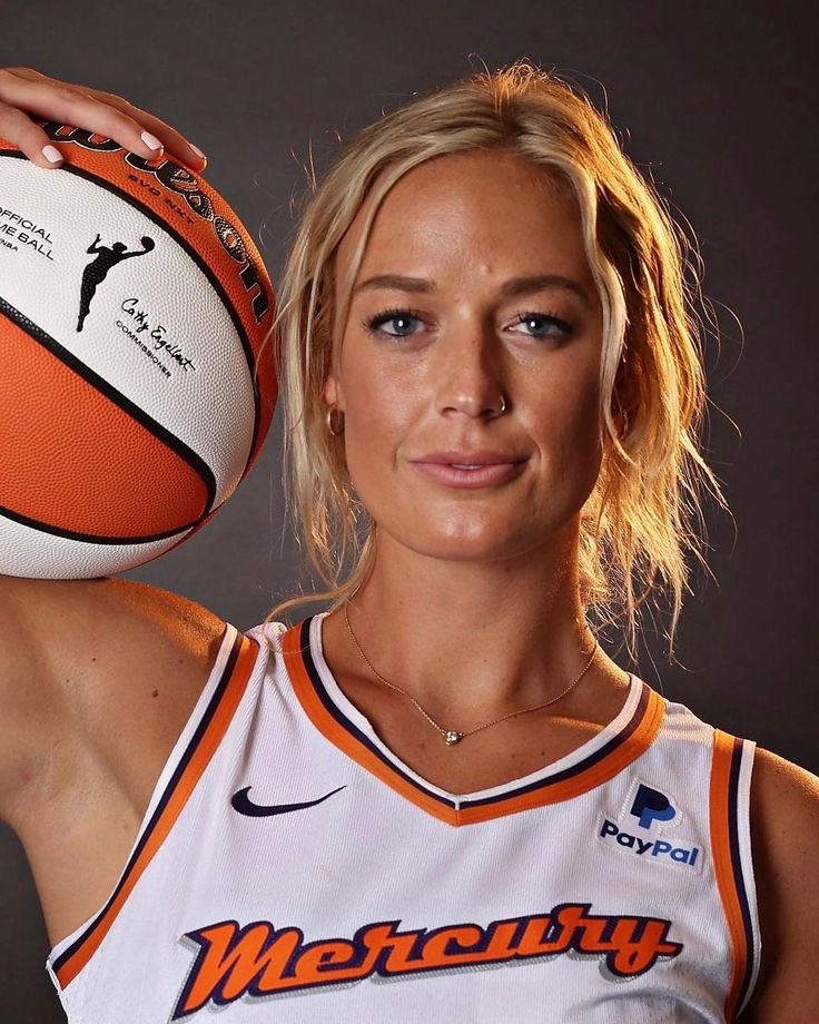 Sophiecunnin7's tweet photo. After game ❤️❤️ #Fiver #SophieCunningham
#WNBAAllStarWeekend https://t.co/5MXub7LDn2