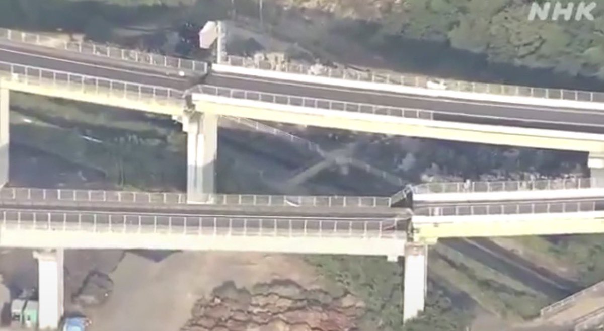 NarasiVisual's tweet photo. Ini menarik banget!

Di Jepang, arsitektur dan infrastruktur didesain bukan supaya gak hancur pas gempa. 

Mereka justru merencanakan kalaupun saat rubuh, patahannya gak menimbulkan korban.

Dan menurut kami ini bukan cuma penerapan ilmu modern. Ada tiga hal yang bertemu di sini:

Kutukan geografi, kecerdasan engineering, dan filsafat Buddhis yang dianut warga Jepang.

Yuk kita bedah.

A thread 🧵 by Narasi Visual￼