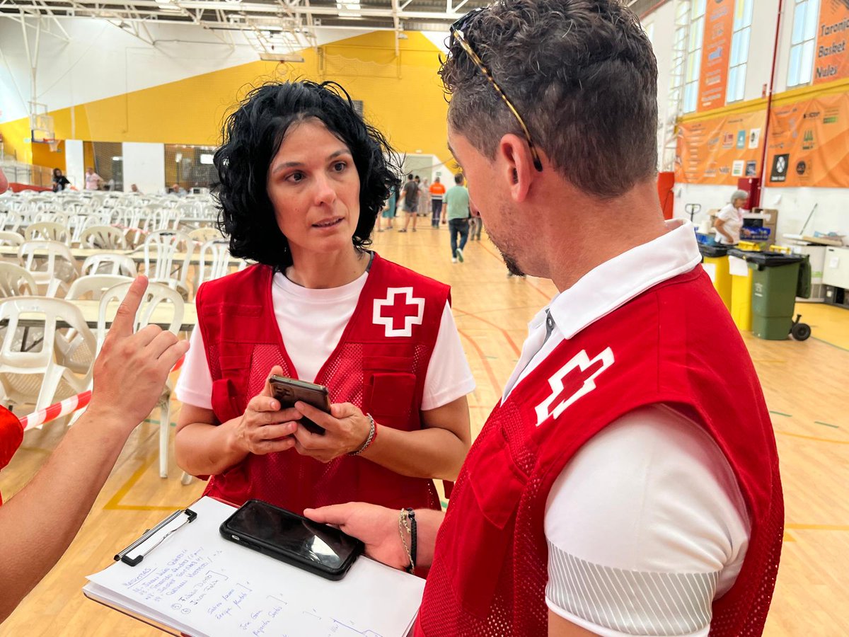 CruzRojaCS's tweet photo. 🚨 Mientras los equipos de @CruzRojaESP actualizan datos y necesidades para las personas evacuadas de sus casas por el incendio, en los albergues de Castellón, los de @CRE_Juventud entretienen a las más peques con distintos juegos y actividades. https://t.co/qK13EqWbP0
