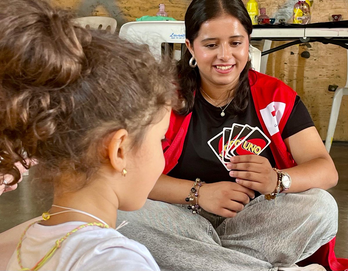CruzRojaCS's tweet photo. 🚨 Mientras los equipos de @CruzRojaESP actualizan datos y necesidades para las personas evacuadas de sus casas por el incendio, en los albergues de Castellón, los de @CRE_Juventud entretienen a las más peques con distintos juegos y actividades. https://t.co/qK13EqWbP0