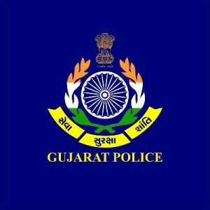 DDNewsGujarati's tweet photo. 🔸ગુજરાત પોલીસના એવોર્ડ ફ્રેમવર્કનો ઐતિહાસિક વિસ્તાર.
🔸DGP જ્ઞાનેન્દ્રસિંહ મલિકે 'DGP Commendation Disc'ની સંખ્યા વધારી 148 કરી, જ્યારે પ્રથમવાર સિવિલિયન સ્ટાફ માટે પણ નવી સન્માન પ્રણાલી જાહેર કરવામાં આવી.
#GujaratPolice #DGP #PoliceAwards #CommendationDisc #PoliceHonours #PoliceExcellence #PublicService #CivilianStaff #Recognition #GoodGovernance