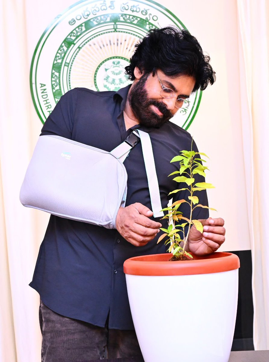 sreekanth324's tweet photo. ఆంధ్రప్రదేశ్ జీవవైవిధ్యానికి మరో అరుదైన గుర్తింపు !! 

తూర్పు కనుమల్లోని ఉబ్బలమడుగు జలపాతం ప్రాంతంలో గుర్తించిన అరుదైన కొత్త వృక్ష జాతికి “క్రోటన్ ఉబ్బలమడుగెన్సిస్ (Croton ubbalamadugensis)” అని నామకరణం చేసిన గౌరవనీయ ఉప ముఖ్యమంత్రివర్యులు శ్రీ @PawanKalyan గారు.

ప్రకృతి పరిరక్షణ, జీవవైవిధ్య సంరక్షణకు ఆయన చూపుతున్న నిబద్ధతకు ఇది మరో నిదర్శనం.