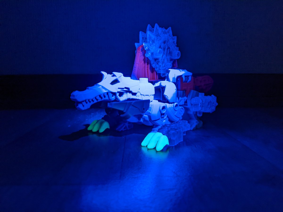 Na249786336's tweet photo. サイバーワールド エネルゴンサージのショックウェーブです。

ブラックライト当てて、チャージします。このショックウェーブはスピノサウルスの爪が蓄光塗装されています。

＃トランスフォーマー https://t.co/GeDCi5KGpr