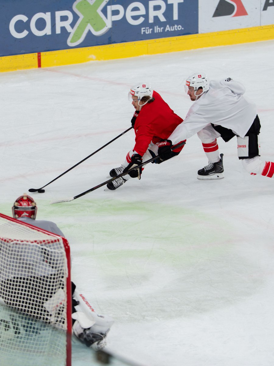 SwissIceHockey's tweet photo. 3️⃣ vs. 3️⃣ action in Davos! 💥🔥
#SIHF #ProspectCamp #zämefürdSchwiiz #ensemblepourlaSuisse #insiemeperlaSvizzera #insembelperlaSvizra https://t.co/B49UXM2C1v