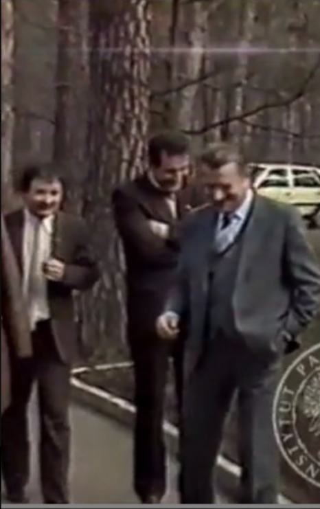 LeskiPiotr's tweet photo. Jak my nic nie wiemy o początkach III RP🧐
Otóż. 7 listopada 1989 r., w 72. rocznicę Rewolucji Październikowej, ambasador ZSRR Władimir Browikow wydał przyjęcie w ambasadzie ZSRR w Warszawie. Na raucie byli m. in. gen. Jaruzelski, gen. Kiszczak oraz.... Jarosław Kaczyński. Jedna z gazet opozycyjnych była świadkiem takiej oto familiarnej sytuacji:

"Jarosława Kaczyńskiego, naczelnego "Tygodnika Solidarność", gen. Kiszczak zapytał, czy rzeczywiście żywi on żal, iż w pewnym minionym okresie, po 13 grudnia, nie został internowany? Kaczyński odparł bez ogródek, że żal o to żywi, bo nie wypadało nie być na internie - i generał się zafrasował. "Taaak... - odparł w zadumie. - Teraz to już trudno mi będzie nadrobić".

Żeby było ciekawiej, to tylko dodam na marginesie, że na tym raucie był również oficer KGB Anatoli Wasin, z którym - jak wiemy - Jarosław Kaczyński spotykał się przez kilka miesięcy w 1989 roku (o tym napiszę więcej przy innej okazji).

Niemniej to, że Jarosław Kaczyński rozmawiał tak swobodnie z generałem Kiszczakiem świadczyć musi o tym, że znali się już wcześniej. Wiemy, że dobre relacje miał z Kiszczakiem śp. Lech Kaczyński, bo razem spotykali się podczas rozmów w Magdalence, ale to, że znał go również Jarosław Kaczyński, to - przynajmniej dla mnie - nowość. Bardzo dziwne, że koncesjonowani historycy z IPN nie chcą pisać na te tematy...

I teraz pomyślcie, że na takim spotkaniu - i takie relacje z gen. Kiszczakiem i oficerem KGB Wasinem - był Donald Tusk. Do dziś byłby oskarżany o zdradę i działanie na rzecz Moskwy.