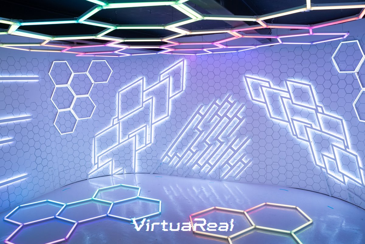 S_VirtuaReal's tweet photo. ＼2026.8.1 PRE OPEN🎊／

『Studio VirtuaReal』
鮮やかなネオンライトとLEDが織りなす空間は、まるでバーチャル世界に迷い込んだかのよう⚡️

没入感あふれる空間で、圧倒的非日常の撮影体験をお届けします📸 https://t.co/eiNDDhQAlw