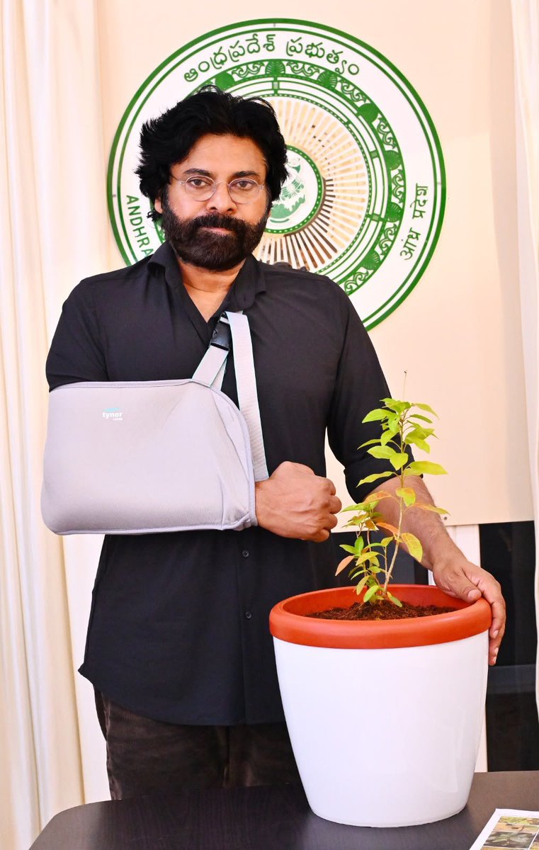 JanaSenaParty's tweet photo. అరుదైన వృక్ష జాతి మొక్కకు నామకరణం

* “క్రోటన్ ఉబ్బలమడుగెన్సిస్” అని పేరు పెట్టిన ఉప ముఖ్యమంత్రివర్యులు శ్రీ @PawanKalyan గారు 
* తూర్పు కనుమల్లోని ఉబ్బలమడుగు జలపాతం ప్రాంతంలో గుర్తించిన కొత్త వృక్ష జాతి

తిరుపతి జిల్లా పరిధిలోని తూర్పు కనుమల్లో కొత్తగా గుర్తించిన అరుదైన వృక్ష జాతికి చెందిన మొక్కకు రాష్ట్ర ఉప ముఖ్యమంత్రివర్యులు, అటవీ, పర్యావరణ శాఖ మంత్రి శ్రీ పవన్ కళ్యాణ్ గారు నామకరణం చేశారు. యూఫోర్బియేసీ (Euphorbiaceae) కుటుంబానికి చెందిన ఈ కొత్త జాతికి “క్రోటన్ ఉబ్బలమడుగెన్సిస్” (Croton Ubbalamadugensis) అని పేరు పెట్టారు. ఉబ్బలమడుగు జలపాతానికి సమీపంలోని కంబకం కొండల ప్రాంతం ఈ మొక్కకు సహజ ఆవాసంగా ఉండటంతో, ఆ ప్రాంత పర్యావరణ ప్రాధాన్యాన్ని ప్రతిబింబించేలా ఈ పేరును ఖరారు చేశారు. అద్భుతమైన సుగంధ పరిమళాలను వెదజల్లే ఆకులు కలిగిన ఈ మొక్క ప్రత్యేకతలు శ్రీ పవన్ కళ్యాణ్ గారిని ఆకట్టుకున్నాయి. ప్రధాన అటవీ సంరక్షణాధికారి (PCCF) శ్రీ పి.వి. చలపతిరావు గారు తన పరిశోధనా సహచరులతో కలిసి తూర్పు కనుమల్లో నిర్వహించిన విస్తృత వృక్షశాస్త్ర పరిశోధనల సందర్భంగా ఈ కొత్త జాతి మొక్కను గుర్తించారు. శాస్త్రీయ పరిశీలనల్లో, సమీప సంబంధిత జాతి అయిన క్రోటన్ అరోమాటికస్ (Croton aromaticus) తో పోలిస్తే ఈ మొక్క ప్రత్యేకమైన నిర్మాణం, పునరుత్పత్తి లక్షణాలను కలిగి ఉన్నట్లు నిర్ధారించారు. ఈ ఆవిష్కరణ తూర్పు కనుమల అపార జీవ వైవిధ్య సంపదను ప్రతిబింబించడమే కాకుండా, ఆ ప్రాంతంలో మరింత లోతైన శాస్త్రీయ పరిశోధనల ఆవశ్యకతను చాటింది. అత్యంత పరిమిత ప్రాంతంలో మాత్రమే కనిపించడం, సహజ ఆవాసాలపై పెరుగుతున్న ముప్పు క్రోటన్ ఉబ్బలమడుగెన్సిస్ జాతిని అంతరించిపోయే ప్రమాదంలో ఉన్న జాతిగా పరిశోధకులు గుర్తించారు. ఈ శాస్త్రీయ ఆవిష్కరణలు జీవ వైవిధ్యం, పర్యావరణ పరిరక్షణ, రాష్ట్ర సహజ వారసత్వ సంపద సంరక్షణ పట్ల కూటమి ప్రభుత్వ నిబద్ధతకు నిదర్శనంగా నిలుస్తోంది.