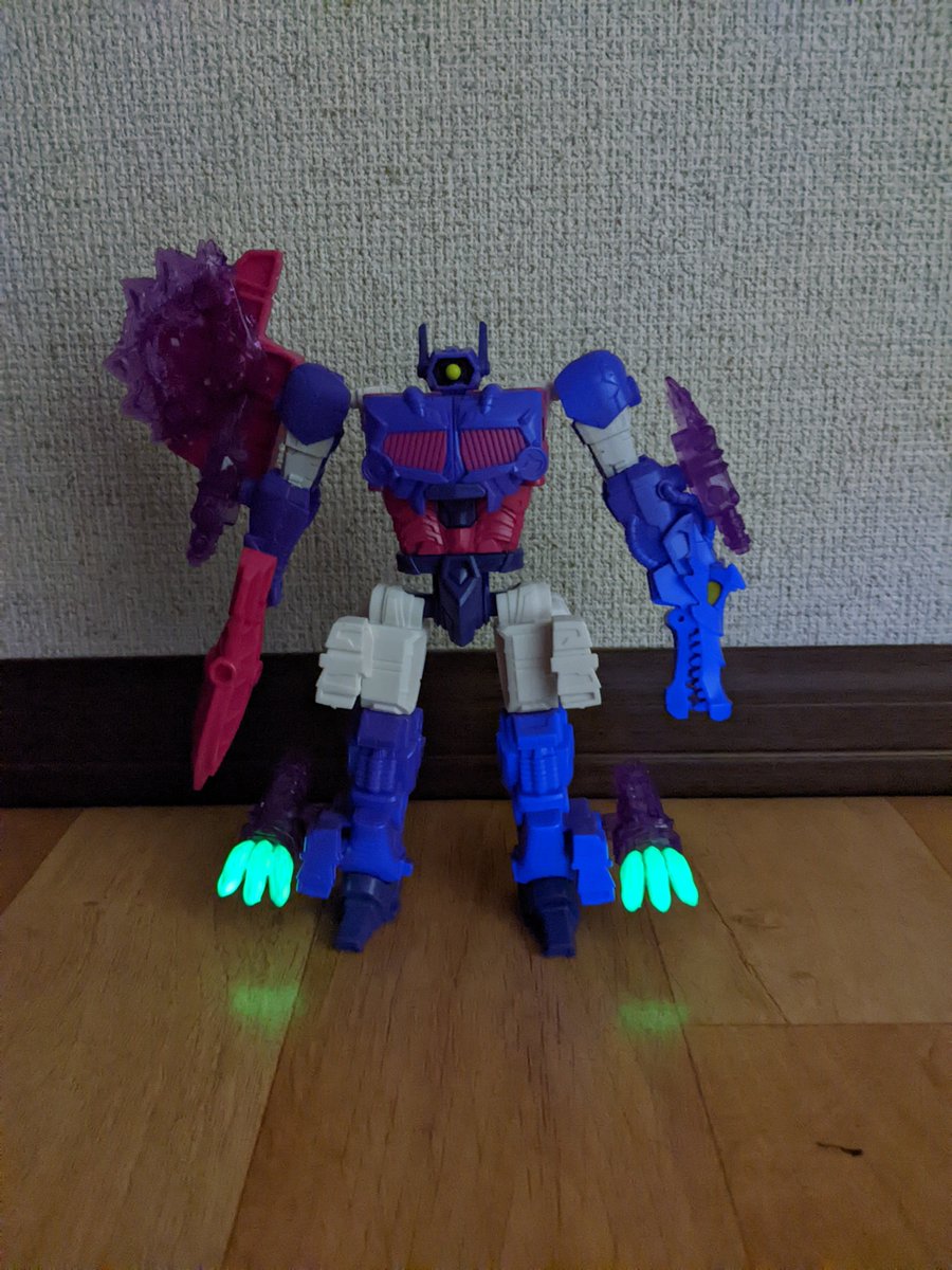 Na249786336's tweet photo. サイバーワールド エネルゴンサージのショックウェーブです。

スピノサウルスの爪が蓄光塗装されていて、光ります！

＃トランスフォーマー https://t.co/7xVeB0hqAD