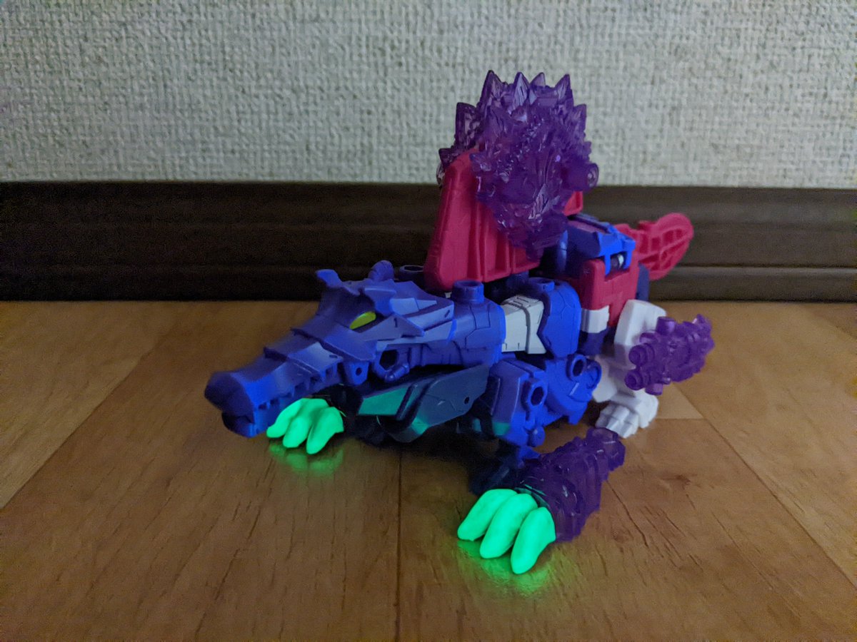 Na249786336's tweet photo. サイバーワールド エネルゴンサージのショックウェーブです。

スピノサウルスの爪が蓄光塗装されていて、光ります！

＃トランスフォーマー https://t.co/7xVeB0hqAD