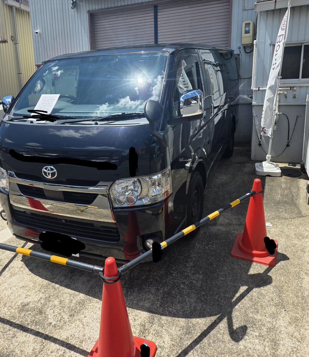 masaborghini5's tweet photo. 無配慮と文句言われたので追加情報載せますね！
今もずっと停まってます！
リプ返したりもしてますが警察はもう呼びました！盗難届も出されてない敷地内で何も対応出来ずとの事です！
レッカーすると器物損壊になる可能性あるとの事です！
今弁護士に色々相談してます！
無配慮ですみませんでした！ https://t.co/WIHsDnnWLE