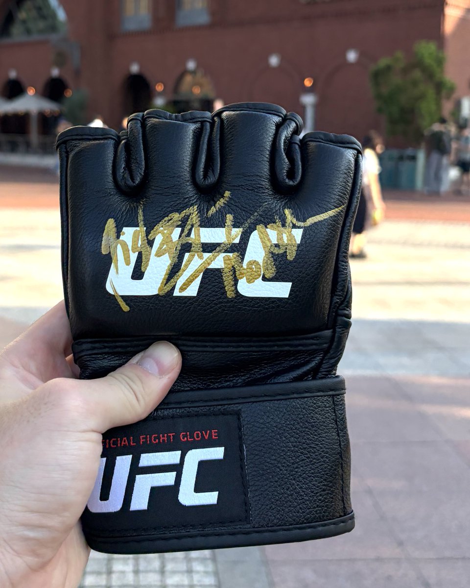 NODOnamaegaaru's tweet photo. 仕事抜け出してイリーに会ってきた。
人生で初めてUFCチャンピオンと握手した。
しかもあのイリーと。すげぇ嬉しい。
やばい。猛烈に感激してる。Děkuju！ https://t.co/VTvYCQwPDF