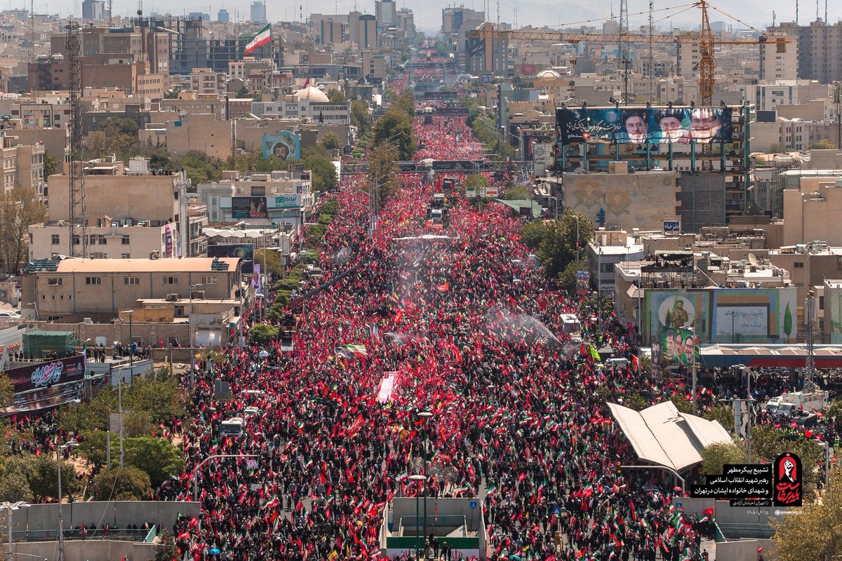 mtavakolizadeh's tweet photo. به شهادت رساندن قائد امت اسلامی نفس زکیه باعث انقلابی انفسی در عالم شد.
 از بعثت مردم در اجتماعات شبانه تا رستاخیز بدرقه و تشییع ایران و عراق تا اربعین تمدن ساز.
تولی و تبری در کنار هم زیر پرچم های وحدت بخش ایران و یالثارات الحسین آغازی دیگری برای آقای شهید ایران است.
عاقبت خون بر شمشیر پیروز خواهد شد و صبح پیروزی نزدیک است. 

#یالثارات_الحسین