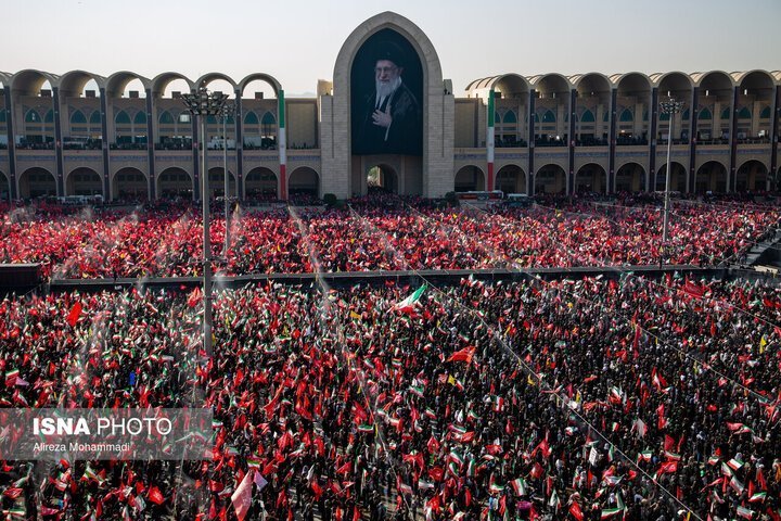 mtavakolizadeh's tweet photo. به شهادت رساندن قائد امت اسلامی نفس زکیه باعث انقلابی انفسی در عالم شد.
 از بعثت مردم در اجتماعات شبانه تا رستاخیز بدرقه و تشییع ایران و عراق تا اربعین تمدن ساز.
تولی و تبری در کنار هم زیر پرچم های وحدت بخش ایران و یالثارات الحسین آغازی دیگری برای آقای شهید ایران است.
عاقبت خون بر شمشیر پیروز خواهد شد و صبح پیروزی نزدیک است. 

#یالثارات_الحسین