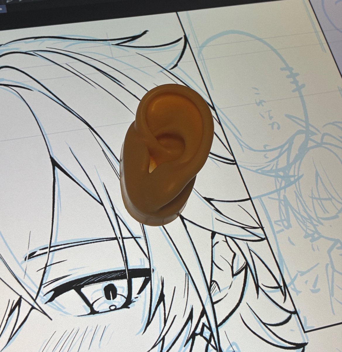sy38_'s tweet photo. おすすめで流れてきたポストを真似して、シリコン製の耳の模型？を買ってみた。画面に張り付くから便利！！ https://t.co/KIBiClcHKV