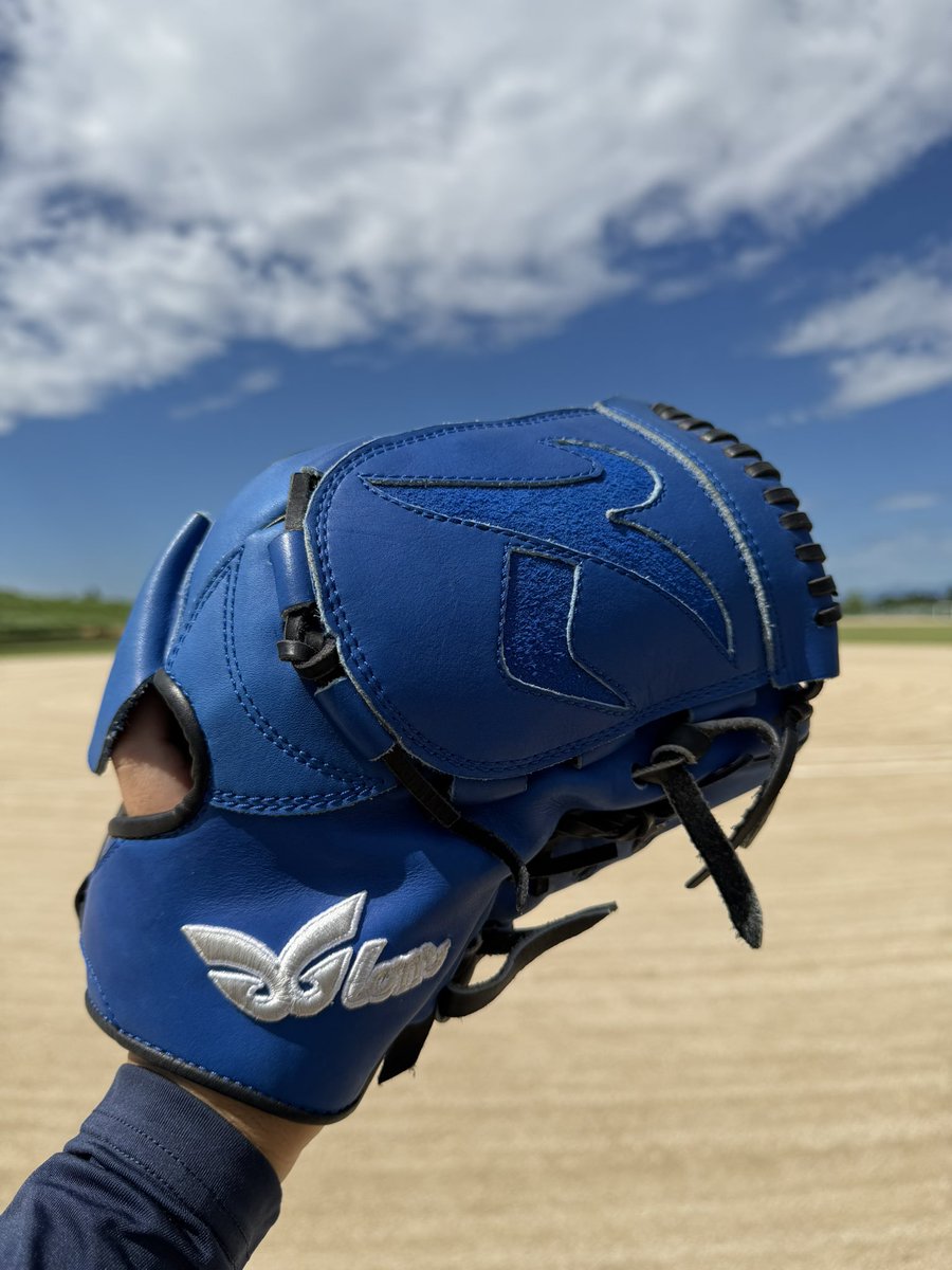 cutball_7's tweet photo. GROMでオーダーした2つ目のグラブ⚾️

昔から使ってみたかった青色を初めてオーダーしました✨ https://t.co/rTNyUfPrNy