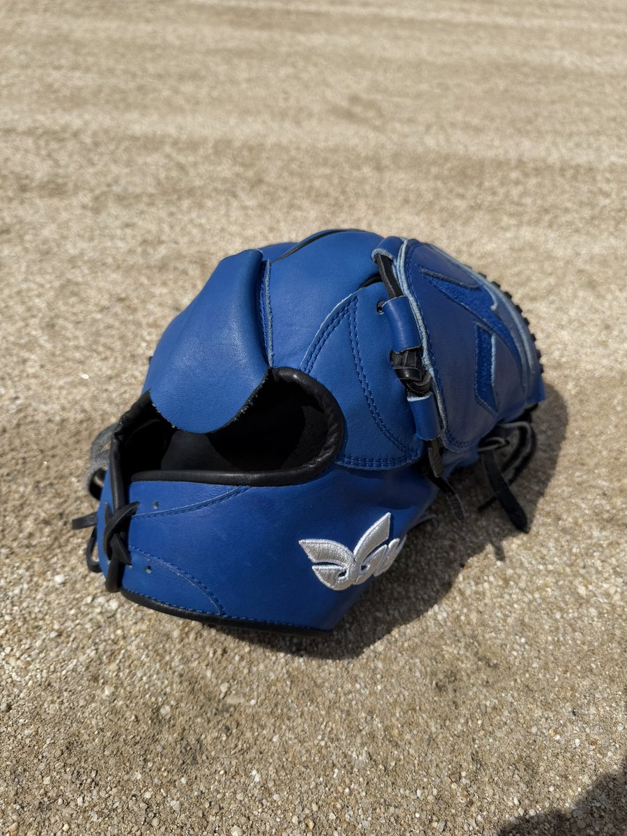 cutball_7's tweet photo. GROMでオーダーした2つ目のグラブ⚾️

昔から使ってみたかった青色を初めてオーダーしました✨ https://t.co/rTNyUfPrNy