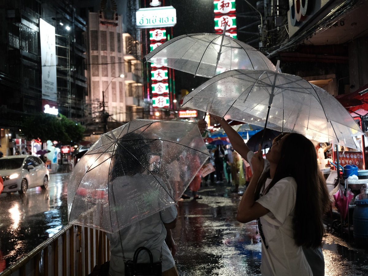 TashaMoore69923's tweet photo. Just missed the last bus in rain, but a stranger stopped, shared her umbrella and walked me to my door without asking for anything back. Kindness makes the world warmer. https://t.co/BNLbbpN9lq