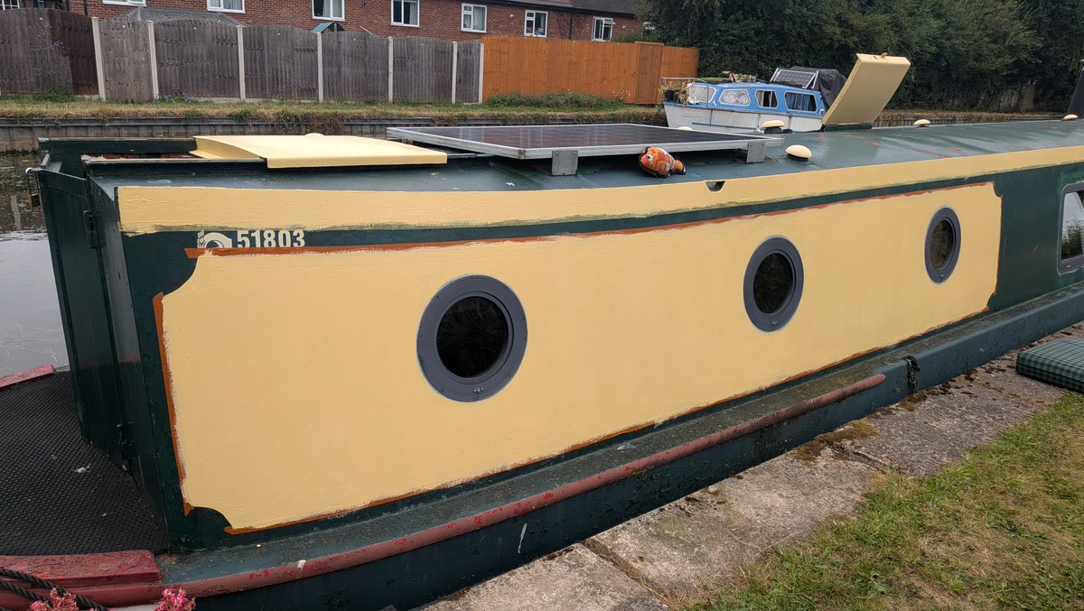TheLengthsman's tweet photo. 2nd coat of cream undercoat done this morning.
Now going to try and turn boat round ๐
#LowWaterlevels https://t.co/Ebcfbx02gj