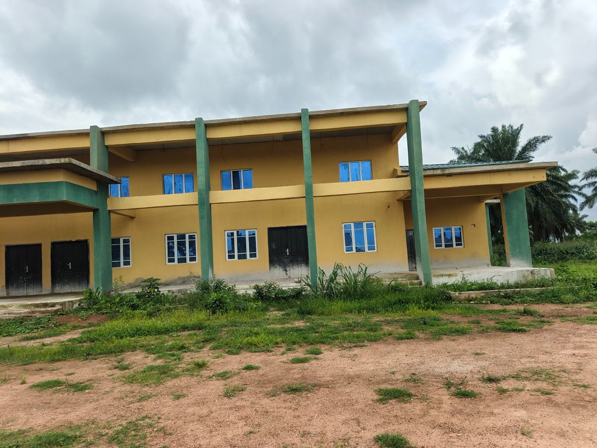 TrackaNG's tweet photo. From Dec 2024 to June 2026, a total of N809.7m was paid to Bibanks Global Ltd and Arc& Space Konsult Ltd for the Infrastructure Upgrade at Oyemekun Grammar School Akure, Ondo state. 

We visited this school and saw that there were some recent renovations around the school such as repainting and furniture supply. 

However, we do not have the details of all the upgrades done, hence, we could not assess how efficient the funds were used.

We call on @infoNSSEC, the implementing agency to provide the public with details of how funds disbursed to this project was used.