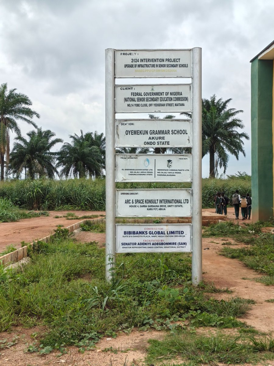 TrackaNG's tweet photo. From Dec 2024 to June 2026, a total of N809.7m was paid to Bibanks Global Ltd and Arc& Space Konsult Ltd for the Infrastructure Upgrade at Oyemekun Grammar School Akure, Ondo state. 

We visited this school and saw that there were some recent renovations around the school such as repainting and furniture supply. 

However, we do not have the details of all the upgrades done, hence, we could not assess how efficient the funds were used.

We call on @infoNSSEC, the implementing agency to provide the public with details of how funds disbursed to this project was used.