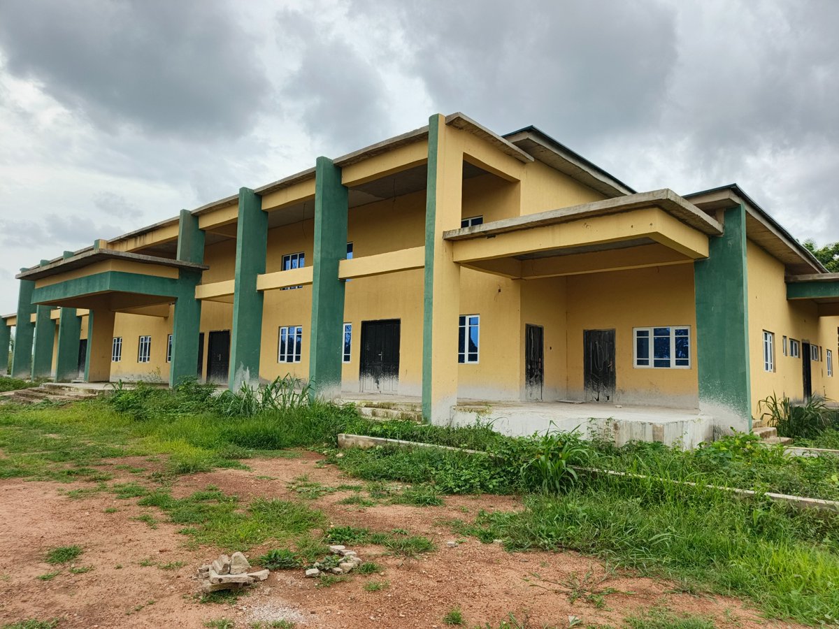 TrackaNG's tweet photo. From Dec 2024 to June 2026, a total of N809.7m was paid to Bibanks Global Ltd and Arc& Space Konsult Ltd for the Infrastructure Upgrade at Oyemekun Grammar School Akure, Ondo state. 

We visited this school and saw that there were some recent renovations around the school such as repainting and furniture supply. 

However, we do not have the details of all the upgrades done, hence, we could not assess how efficient the funds were used.

We call on @infoNSSEC, the implementing agency to provide the public with details of how funds disbursed to this project was used.