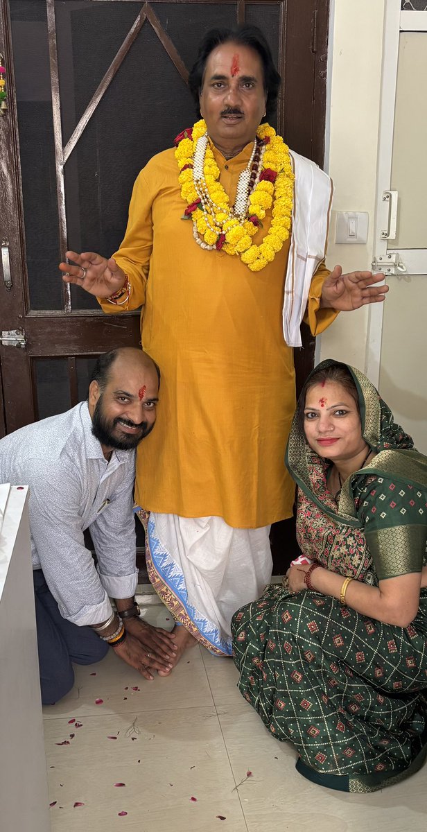 vivek_goyal008's tweet photo. गुरु पूर्णिमा के पावन पर्व पर गुरुदेव के चरणों में कोटि कोटि वंदन https://t.co/BBAMJISycU