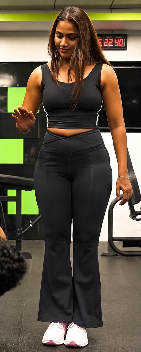 Leviathn01's tweet photo. Hourglass ⌛ shape of myna Nandhini 🥵 https://t.co/AI2jf4YjGQ