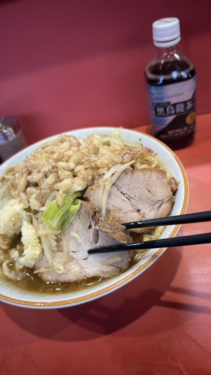 Kana_Momonogi's tweet photo. ラーメン二郎仙川店🍜
小

久しぶりに仙川二郎！
スープが変わってから初めて行けたかな？
昔と比べて少し乳化したと言われているけど確かにオイリーでまろやかになってた！
それでもスッキリ濃い味なのでめちゃくちゃ食べた感がありました！あと単純に麺量多い🙂‍↕️
美味しかった〜ご馳走様でした🙌 https://t.co/6IicfMmEIV