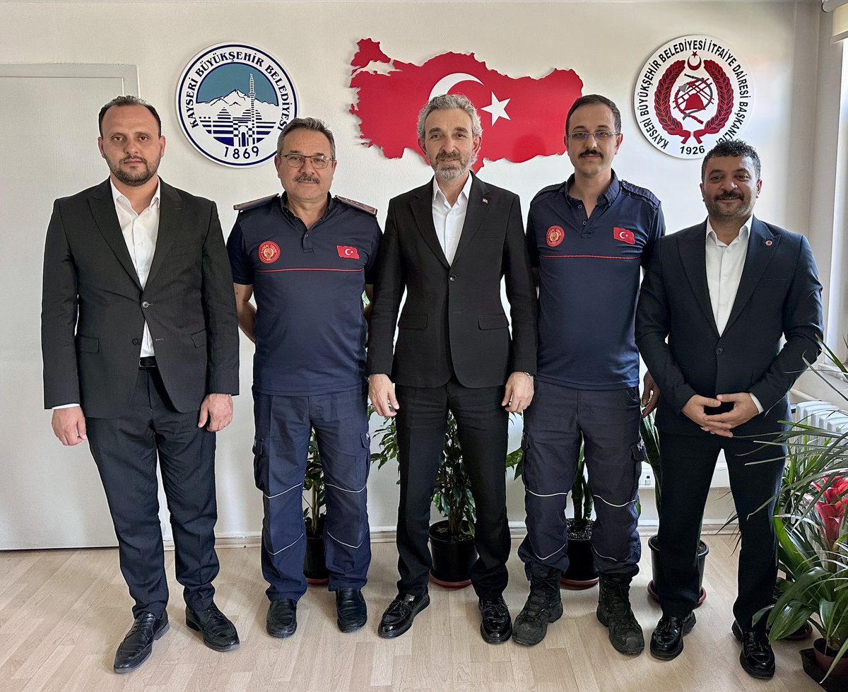 hizmetiskayseri's tweet photo. Şube Başkanımız Yavuz Navruz, Büyükşehir Belediyesi İtfaiye Daire Başkanlığı Müdahale, Arama ve Kurtarma Şube Müdürü olarak atanan Sayın Sadık Yabangülü’ne hayırlı olsun ziyaretinde bulunarak yeni görevinde başarılar diledi.
1/2 https://t.co/vp5c6hJLOX