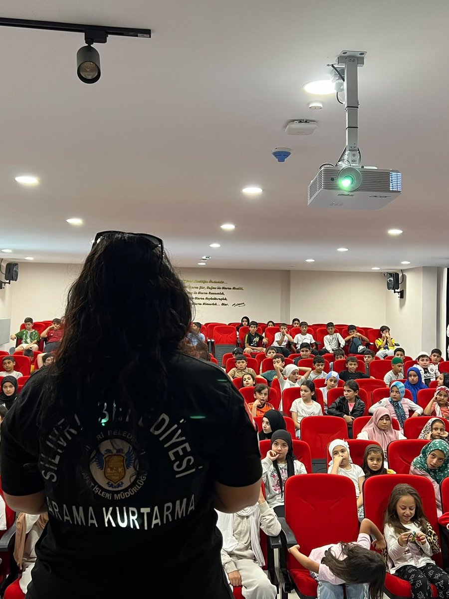 SilivriBel's tweet photo. Afetlere karşı bilinçli ve hazırlıklı bir toplum oluşturmak amacıyla düzenlediğimiz Afet Farkındalık Eğitimlerimizi yaz okullarımızda aralıksız sürdürüyoruz 

📍Namık Kemal İlk/Ortaokulu https://t.co/5NQu7OensR