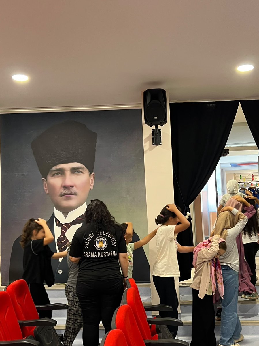 SilivriBel's tweet photo. Afetlere karşı bilinçli ve hazırlıklı bir toplum oluşturmak amacıyla düzenlediğimiz Afet Farkındalık Eğitimlerimizi yaz okullarımızda aralıksız sürdürüyoruz 

📍Namık Kemal İlk/Ortaokulu https://t.co/5NQu7OensR
