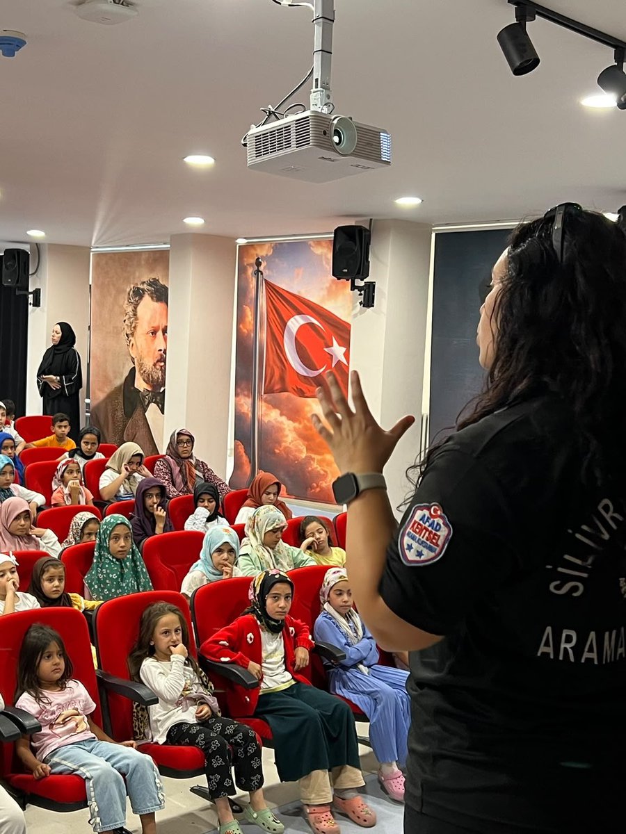 SilivriBel's tweet photo. Afetlere karşı bilinçli ve hazırlıklı bir toplum oluşturmak amacıyla düzenlediğimiz Afet Farkındalık Eğitimlerimizi yaz okullarımızda aralıksız sürdürüyoruz 

📍Namık Kemal İlk/Ortaokulu https://t.co/5NQu7OensR