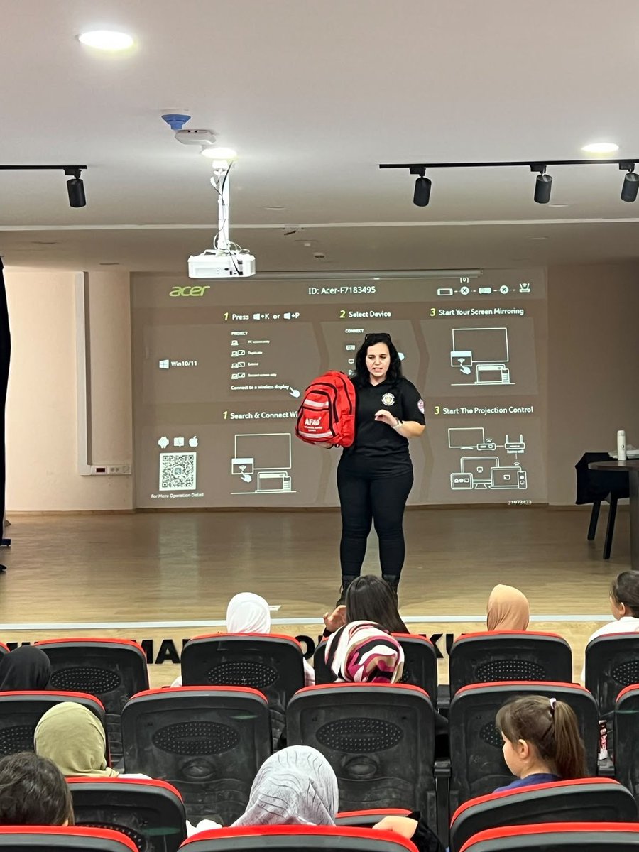 SilivriBel's tweet photo. Afetlere karşı bilinçli ve hazırlıklı bir toplum oluşturmak amacıyla düzenlediğimiz Afet Farkındalık Eğitimlerimizi yaz okullarımızda aralıksız sürdürüyoruz 

📍Namık Kemal İlk/Ortaokulu https://t.co/5NQu7OensR