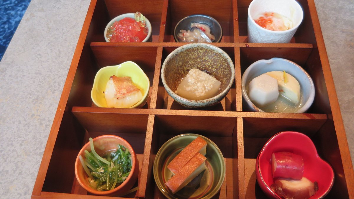 ginzadelunch's tweet photo. 恣時＠銀座２丁目■先週オープンの和食店で、おばんざいとてんぷらのランチ。おばんざいもいいけれど、とにかく土鍋で炊いたご飯がおいしかった。https://t.co/sStjNlgkKo https://t.co/OrCokAIIxo