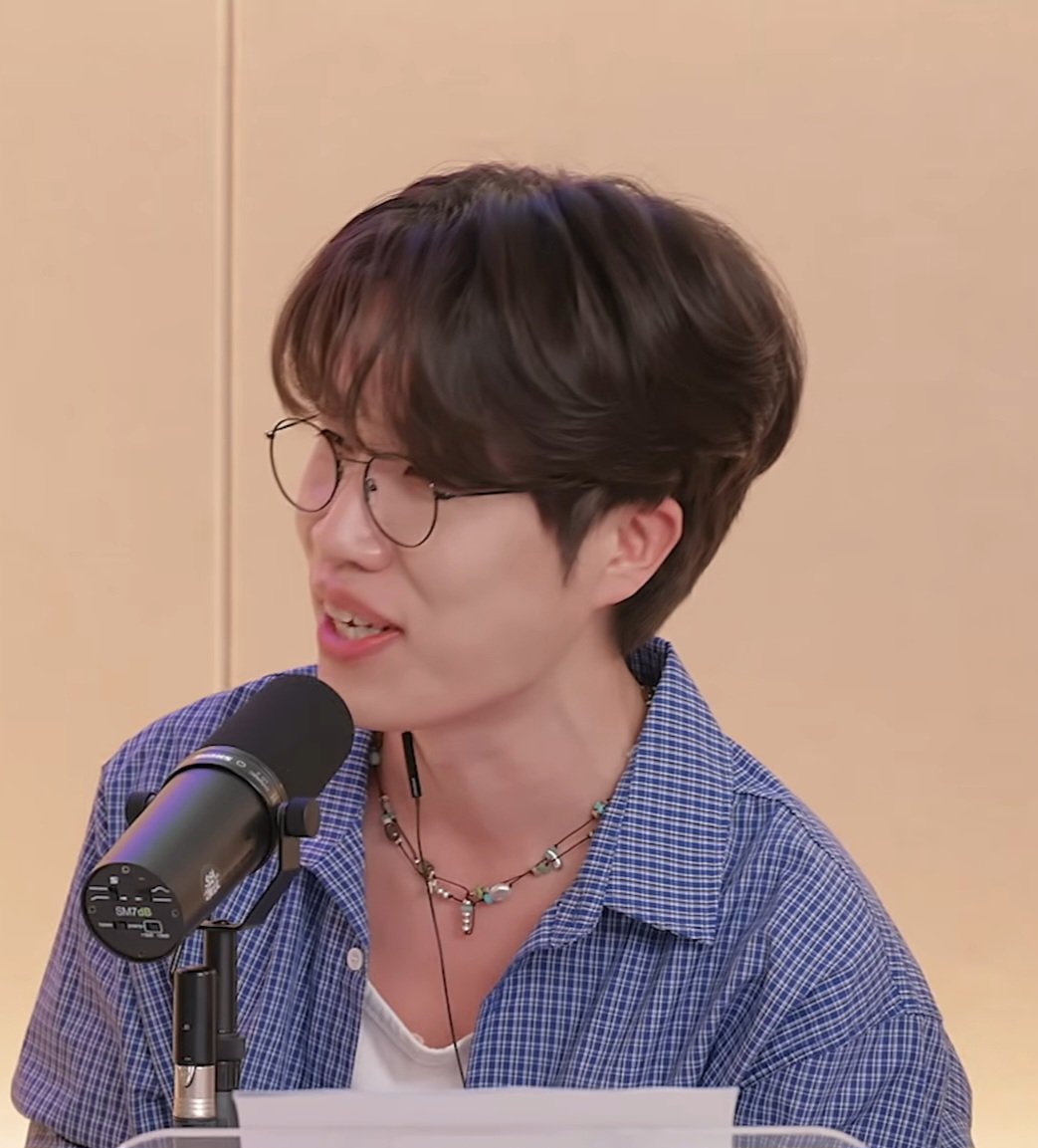 10ran_er's tweet photo. 라디오하는 남자가 이렇게 핫해도 되나요?
목걸이에 찢청까지 https://t.co/kClpbbkMxp