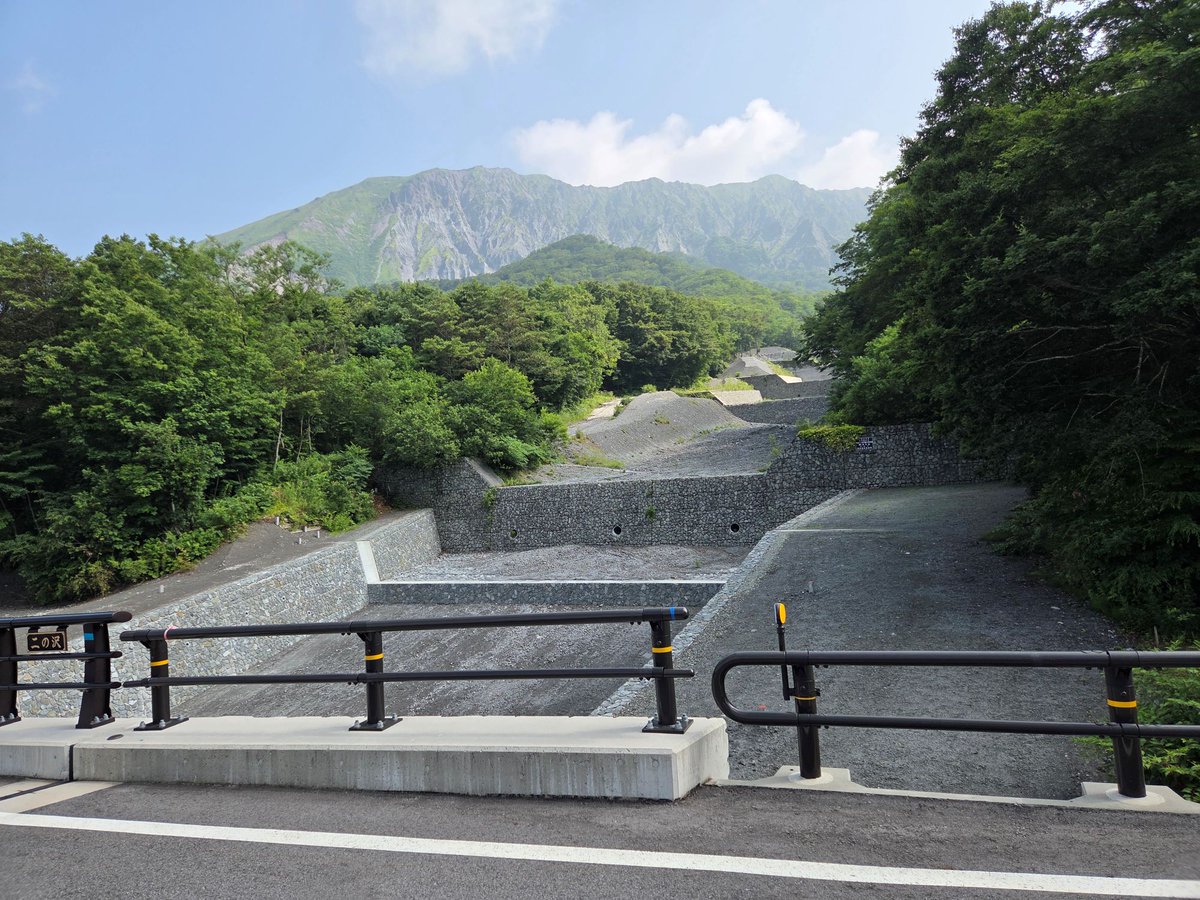 A8800454's tweet photo. 鏡ヶ成スキー場から大山寺までの大山環状道路が長らく通行止めで、一旦麓まで降り切ってまた上る迂回を強いられてきましたが、今回、通れるようになっていました。一の沢、二の沢と呼ばれている場所が工事中だったようです。一の沢は、洗い越し通過で、下流側に新しい橋が出来つつあります。あるいは、橋が出来たものの具合が悪くなったので再度工事中なのかもしれません。どちらも土石流がやってきそうな厳しい場所のようです。
＃大山環状道路