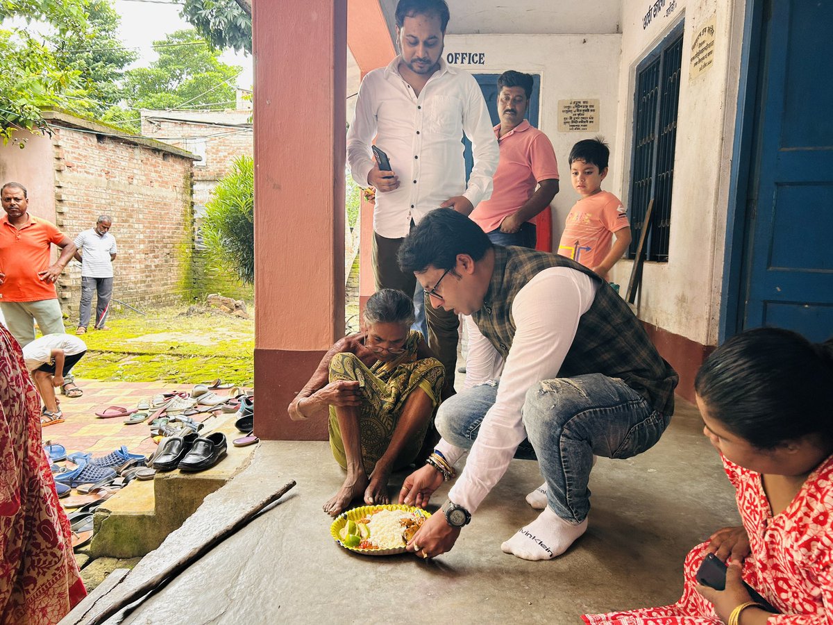 Rajibroybjp's tweet photo. গুরু পূর্ণিমা উপলক্ষে বনগাঁ রামকৃষ্ণপল্লি শ্রী শ্রী রামকৃষ্ণ আশ্রমে ঠাকুরের দর্শন ও সেবা করার সৌভাগ্যলাভ হলো...
জয় শ্রী রামকৃষ্ণ 🙏
@BJP4Bengal https://t.co/o2JeP5VFeQ