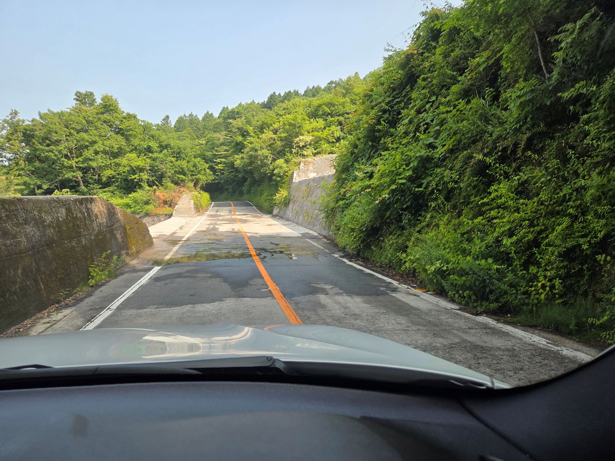 A8800454's tweet photo. 鏡ヶ成スキー場から大山寺までの大山環状道路が長らく通行止めで、一旦麓まで降り切ってまた上る迂回を強いられてきましたが、今回、通れるようになっていました。一の沢、二の沢と呼ばれている場所が工事中だったようです。一の沢は、洗い越し通過で、下流側に新しい橋が出来つつあります。あるいは、橋が出来たものの具合が悪くなったので再度工事中なのかもしれません。どちらも土石流がやってきそうな厳しい場所のようです。
＃大山環状道路