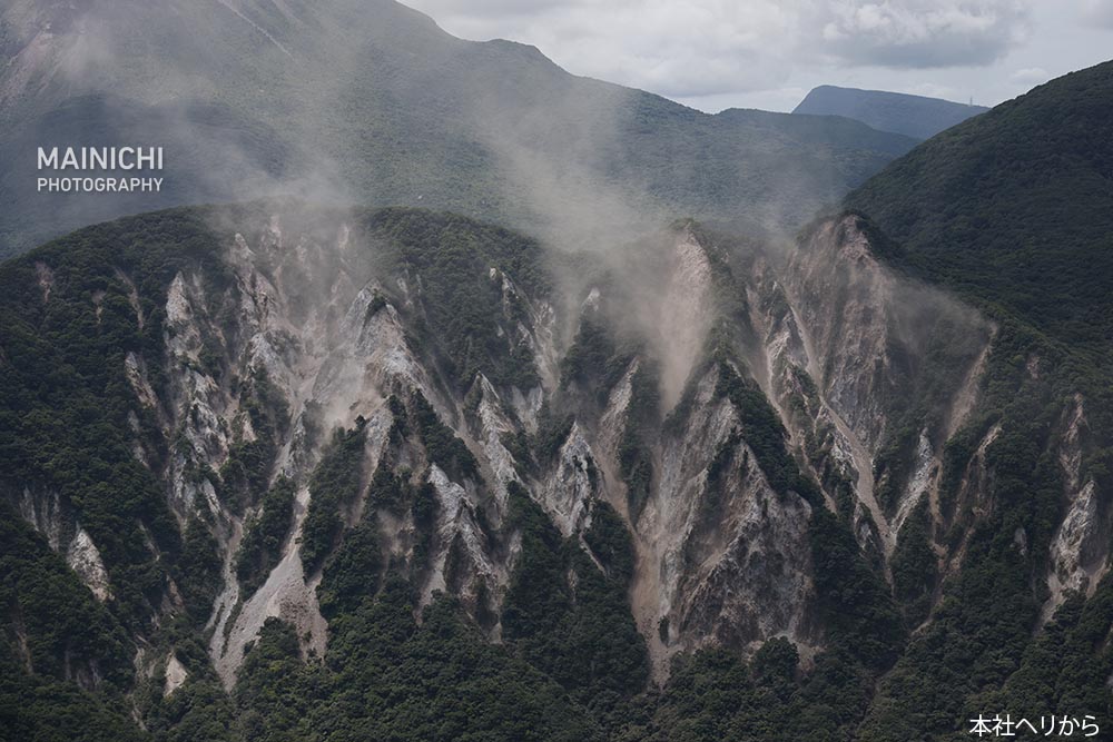 mainichiphoto's tweet photo. 長崎県は島原市の西に位置する眉山で��熊本地震後に斜面崩落があったと明らかにしました。県によると山の表面が崩れる「表層剥離」が広範囲に発生したとみられます。

写真特集→https://t.co/3yutq2CADn https://t.co/0EcD3EV4dz