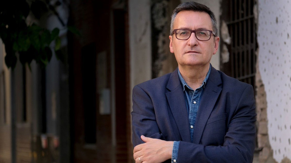 CanalSurRadio's tweet photo. 𝗔𝗻𝗱𝗮𝗹𝘂𝗰í𝗮 𝗔𝗵𝗼𝗿𝗮 𝗩𝗲𝗿𝗮𝗻𝗼 | Salvador Gutiérrez Solís y sus hilos de misterio 

🎙️ El escritor cordobés charla con Mariló Seco y su equipo sobre su exitosa y fulgurante carrera profesional, cimentada sobre una conocida red social
👇
🌐 https://t.co/SMuseP5V2D

🎧 Más audios https://t.co/TTpk03zJ1E
⛱️ #TuVeranoEmpiezaAquí