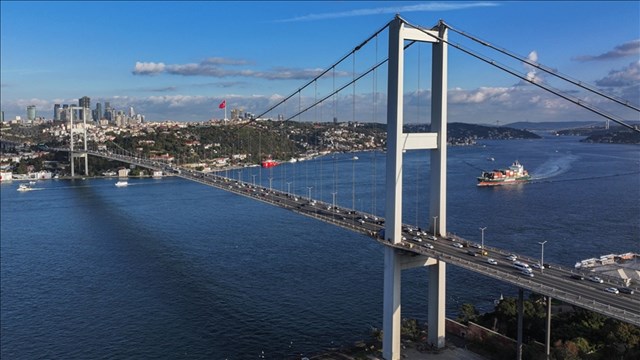 Katfar's tweet photo. Blomberg'in haberine göre Fatih Sultan Mehmet ve Boğaziçi köprülerinin Fransız bir firmaya satışının hazırlıkları yapılıyor.

Bir iktidar yalakasının çıkıp
"Köprüyü alıp götürmeyecekler, sadece işletme gelirlerini satıyoruz" 
diye gerizekalıca bir savunma yapmasını bekliyoruz. https://t.co/W2ZrgM06O0