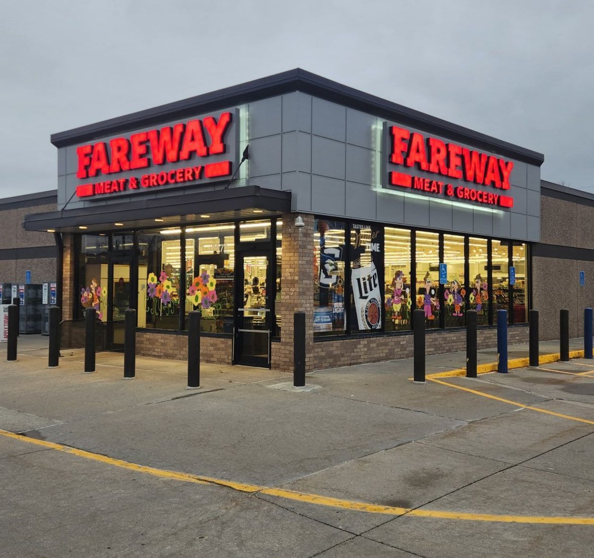 af_iowa's tweet photo. Fareway has brought 0 H1B’s into the US.

Walmart has thousand of filings.

Shop at Fareway https://t.co/lf3Na6DuI3