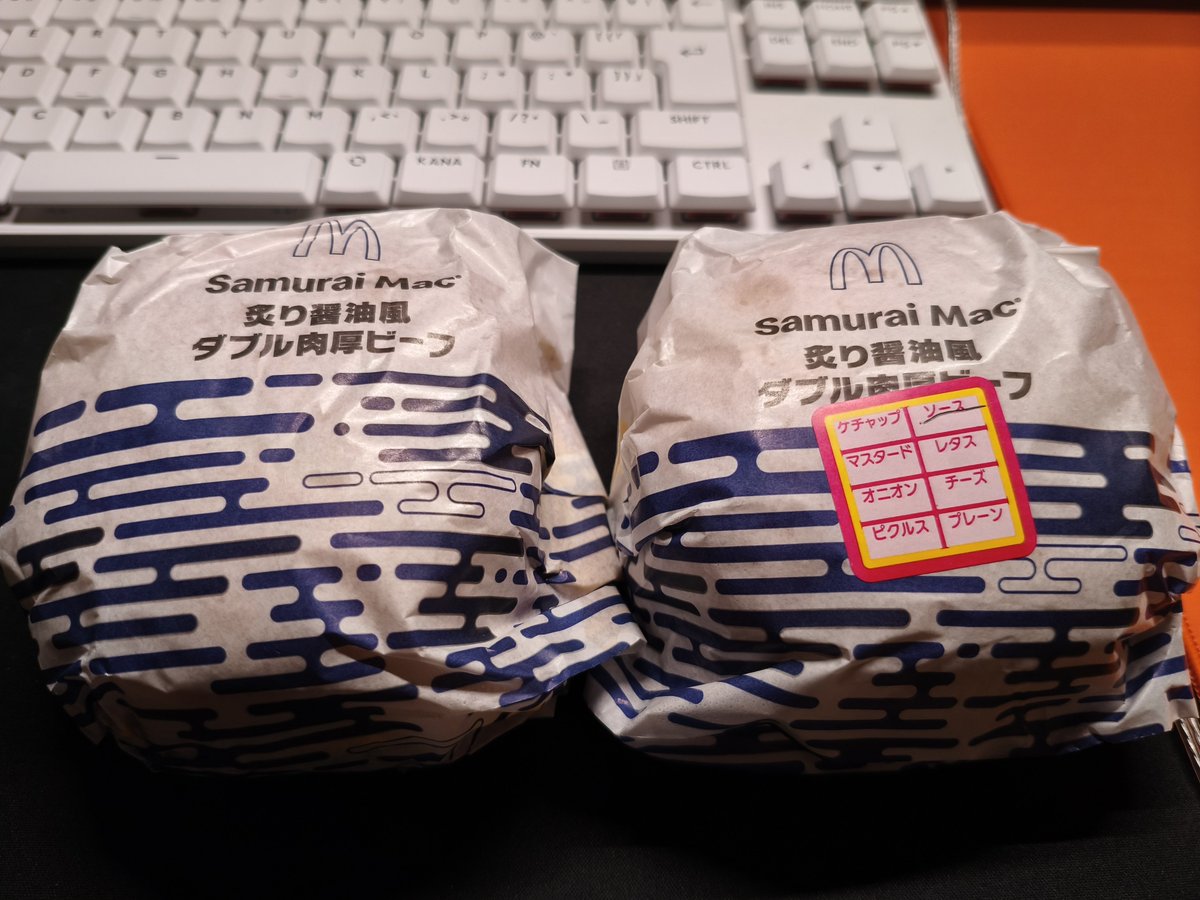 vertex_sirius's tweet photo. 今流行りの
『サムライマックのソース抜き』
「表参道の2500円バーガーに」

食べ比べ https://t.co/zkKV73an1R