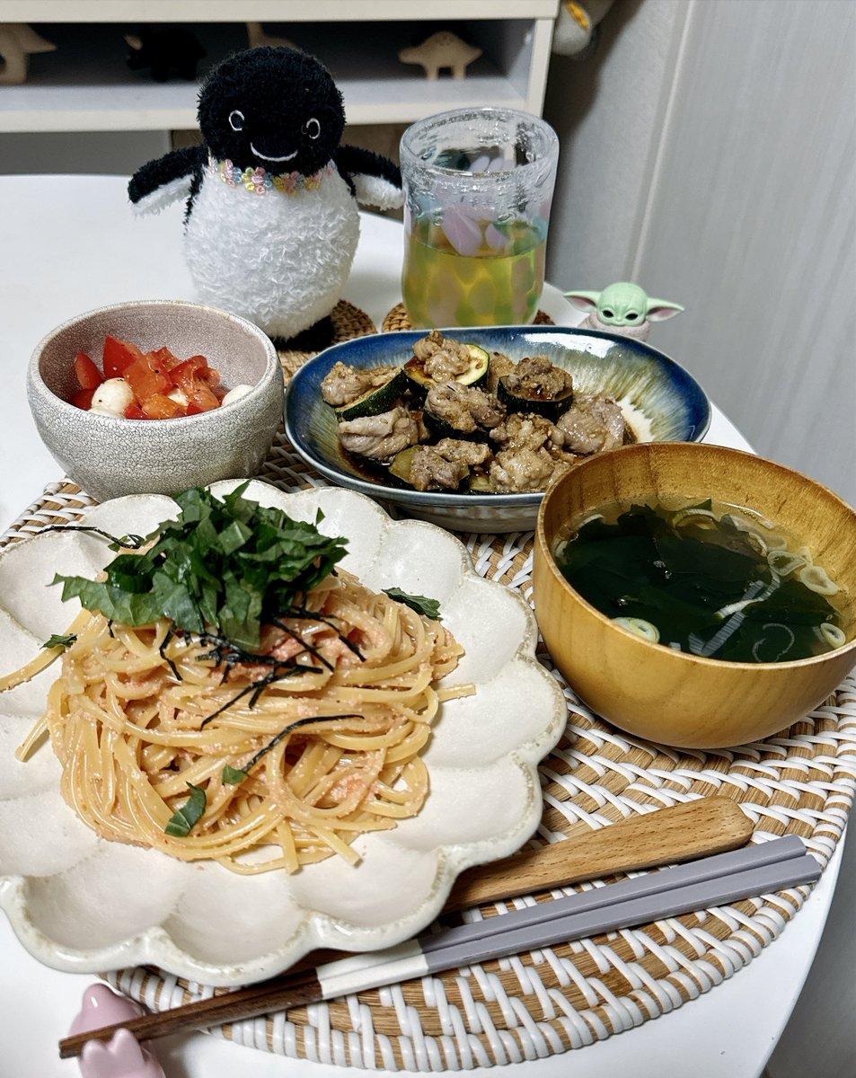 penhachipen's tweet photo. 今日の晩ごはん

明太パスタ
カプレーゼ
豚肉ズッキーニ
わかめスープ https://t.co/fQMqeTN2NY