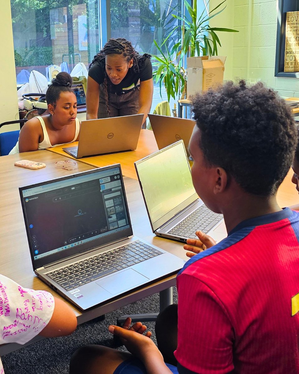 BOMlab's tweet photo. What a week it’s been with @EA and Free@Last Youth Centre! 💛 We've been doing what we love: working with communities to inspire and empower the next gen of digital creatives. We explored gaming and discussed wellbeing &amp; accessibility, and completed the week at the F1 Arcade! 🏎️ https://t.co/XfUeiMNNP2