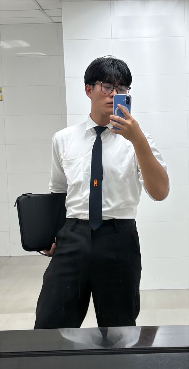 meepgethurt's tweet photo. ใส่นศครบ4ปีแย้วว 🌚 https://t.co/pNNU1XdeTt