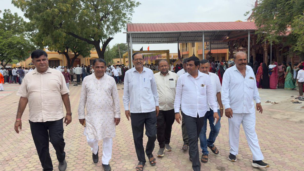 TBChhangaBJP's tweet photo. ગુરુ પૂર્ણિમાના પાવન અવસરે સિદ્ધ યોગી ગુરુ શ્રી હાજલદાદાના પવિત્ર સમાધિ સ્થાન, ભારાપર ખાતે યોજાયેલા ગુરુ પૂર્ણિમા મહોત્સવમાં ઉપસ્થિત રહેવાનો અવસર પ્રાપ્ત થયો.

આ પવિત્ર પ્રસંગે પૂજ્ય મહંત શ્રી ભરતરાજા ના આશીર્વાદ પ્રાપ્ત કરી સૌના સુખ, શાંતિ અને કલ્યાણની પ્રાર્થના કરી.

#MosGujarat #TrikamChhanga