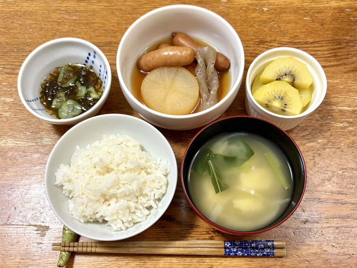 hirobirohirota's tweet photo. 晩ご飯：ウインナー入りおでん、きゅうりともずくの酢の物 https://t.co/lvbbyeU0iN