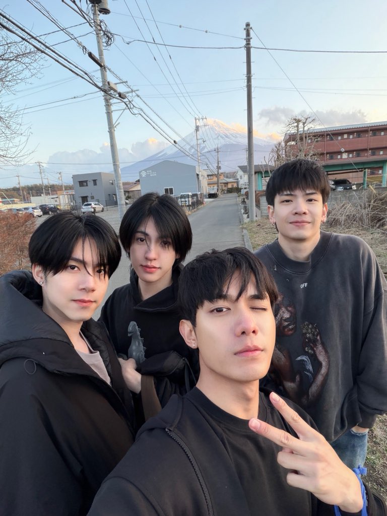 duangqjn's tweet photo. missing my luat family :( https://t.co/x2dEOsAMGs